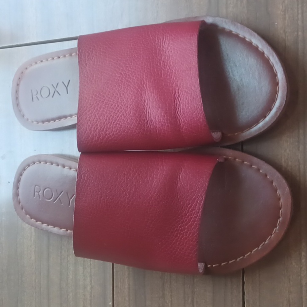 Roxy deep red slide. Comfy and in great condition.#39